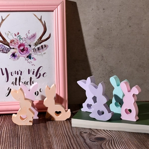 Detail van mini-konijntjes in pastelkleuren met hartvormige uitsneden op een houten tafel