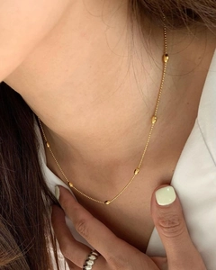 Nahaufnahme der goldenen Perlenhalskette im Lagen-Look mit elegantem Design
