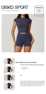 Dettaglio di crop top e pantaloncini a vita a V su modella di 170 cm in taglia S