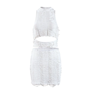 Dettaglio del completo a due pezzi bianco con trama di tessuto strappato alla moda
