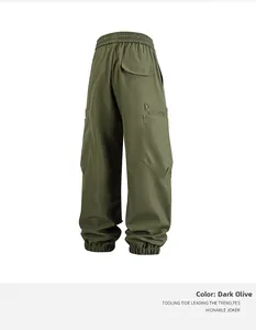 Detalle del pantalón cargo verde militar oscuro con cintura elástica y bolsillos laterales