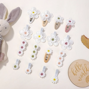 14-teiliges Set handgefertigter Haarspangen mit weißen Blumenstickereien für Mädchen