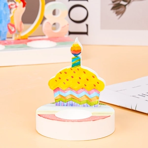 Détail du support de bougie en résine pour gâteau avec des motifs de vagues colorés
