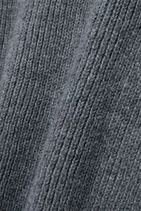 Gros plan détaillé du tissu en maille côtelée gris foncé montrant la texture en laine