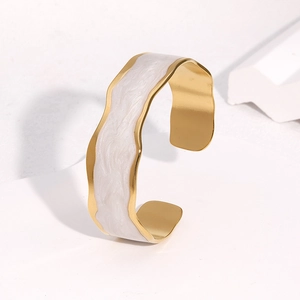 Bracelet jonc ouvert en acier inoxydable plaqué or 18k avec émail blanc marbré élégant