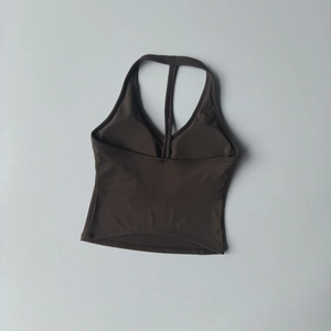 Détail de la brassière de yoga dos croisé avec coussinets et tissu extensible