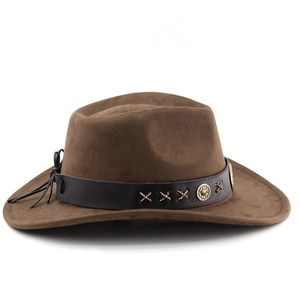 Détail d'un chapeau de cowboy en daim marron avec ceinture en cuir et emblème vintage