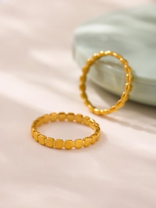 Vue détaillée de la bague à maillons géométriques dorés au design de blocs carrés