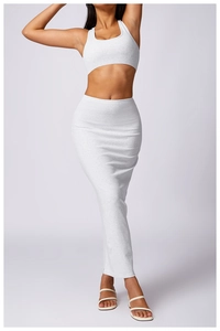 Dettaglio del set due pezzi grigio chiaro con crop top e gonna lunga a vita alta slim