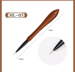 Détail du pinceau liner HL-05 avec manche en noyer et pointe en fibre ultra-fine de 0.7cm