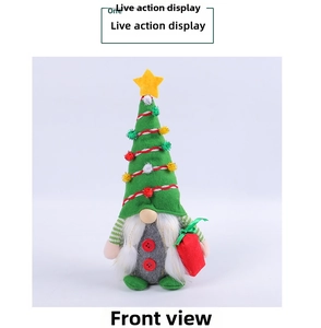 Détail d'un gnome de Noël avec chapeau sapin vert, sac cadeau et corps en feutre