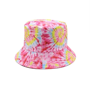 Dettaglio del motivo tie-dye a spirale colorato e cuciture fini sul cappello a secchiello
