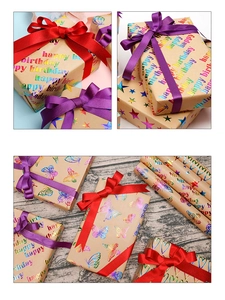 Vue macro d'un papier cadeau d'anniversaire texturé avec des motifs d'étoiles dorées