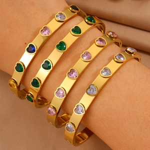 Lot de 4 bracelets en acier doré ornés de zircons colorés en forme de cœur élégant