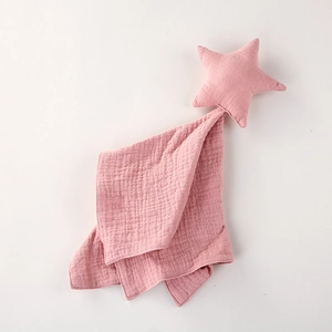 Dettaglio della copertina neonato in mussola di cotone rosa con peluche a forma di stella