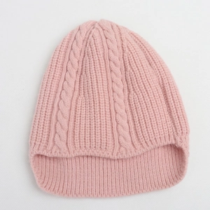 Rosa Kinder-Strickmütze mit Zopfmuster und weichem geripptem Rand für den Winter
