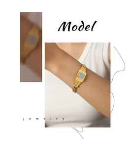 Détail du bracelet en titane plaqué or 18k avec design de bracelet montre et diamants