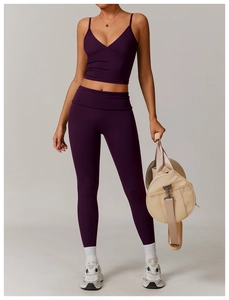 Détail du legging de yoga taille haute violet foncé et du soutien-gorge de sport en col V