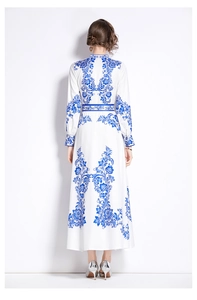 Vista posteriore di un maxi abito bianco stile palazzo con stampa floreale blu e collo alto