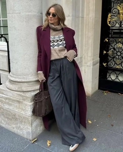 Élégant trench-coat long bordeaux avec pull à col roulé et pantalon large fluide