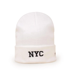 Gros plan du bonnet blanc en maille avec broderie NYC noire sur le bord replié