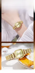 Gros plan d'une montre à quartz carrée dorée avec bracelet en métal et cadran rayons