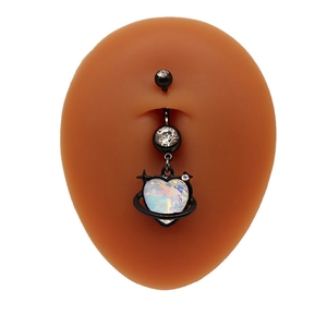 Piercing de nombril noir avec pendentif cœur iridescent sur mannequin, bijoux de corps chic