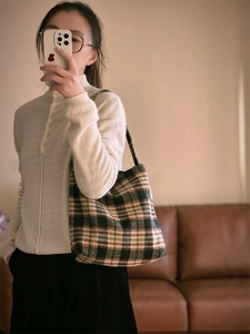 Selfie miroir montrant le porté d'un sac cabas à carreaux vintage marron et vert