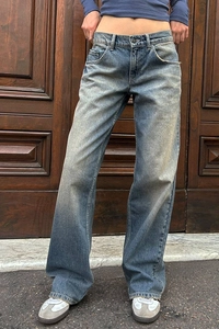 Photo en extérieur de jean large vintage montrant la texture du denim délavé