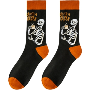 Dettaglio calzini in cotone con stampa Death Before Decaf e grafica teschio in nero e arancione