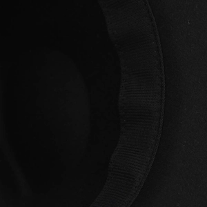 Detalle de la banda interna para el sudor y costuras en el sombrero de fieltro negro de ala ancha