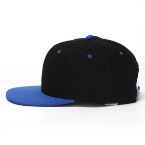 Casquette snapback classique noire et bleue avec visière plate et attache réglable