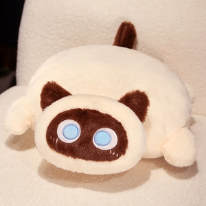 Détail d'un coussin peluche chat siamois doux avec fourrure crème et yeux brodés bleus