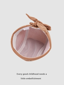 Détail de l'intérieur du chapeau bébé en velours avec doublure rose et taille 48cm
