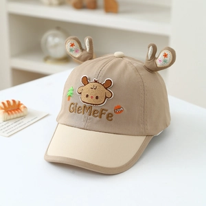 Détail d'une casquette pour bébé avec cornes de cerf 3D et broderie cerf mignonne