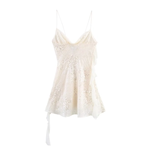 Mini robe blanche à paillettes avec fines bretelles et ourlet scintillant élégant