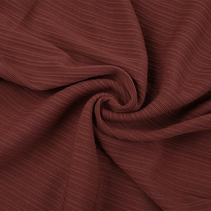 Détail macro du tissu en maille côtelée rouge foncé avec texture douce et tissage fin