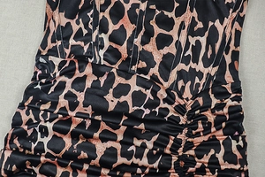 Detail des Leopardenkleides mit Korsett-Stäbchen und geraffter Stoffstruktur