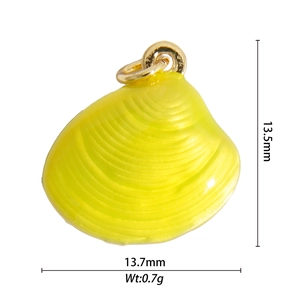 Macro shot of 18K gold-plated shell pendant with dimensions 13.5x13.7mm and 0.7g weight