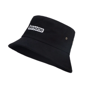 Chapeau bob en coton noir classique avec broderie blanche et œillets d'aération