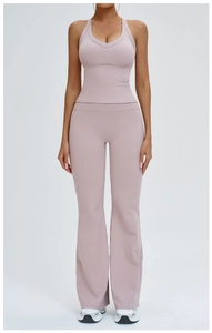 Vue détaillée du haut de sport col V et pantalon de yoga évasé taille haute mauve