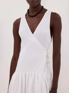 Robe portefeuille blanche en coton sans manches avec col en V et volants