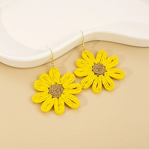 Boucles d'oreilles marguerites tissées à la main avec fleurs de raphia bohème