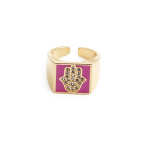 Détail de la bague ajustable dorée avec Main de Fatma en émail rose et zircons