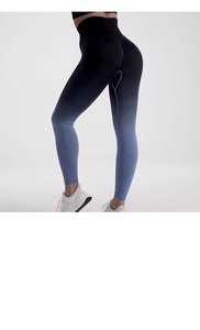 Vue détaillée du legging de yoga sans couture dégradé avec taille haute et push-up