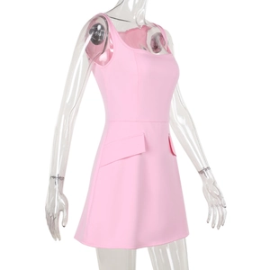 Dettaglio dell'abito rosa senza maniche con gonna a trapezio e patte decorative laterali