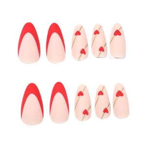 Faux ongles French manucure rouge avec lignes dorées et motifs cœurs sur fond blanc