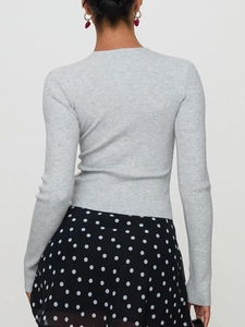 Vue arrière d'un pull gris à manches longues et coupe ajustée en maille côtelée Y2K