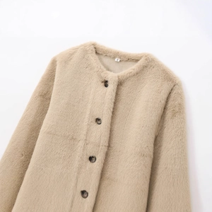 Veste courte pour femme en fausse fourrure beige avec boutons sombres sur fond blanc