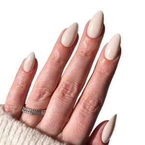 Faux ongles amande blanc crème minimalistes longs avec bague sertie de brillants fins